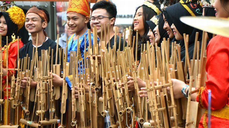mahasiswa-dan-dosen-indonesia-pamer-memainkan-angklung-di-roma-0oe5hhu4r0
